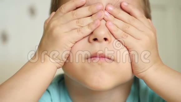 一个闭着眼睛的男孩的特写镜头然后缓慢地打开它们视频的预览图