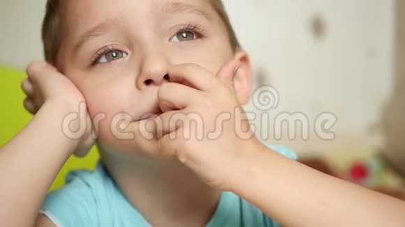 一个体贴的孩子慢吞吞地用手指捏鼻子视频的预览图
