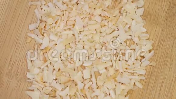 木材背景中脱水的白色洋葱片视频的预览图