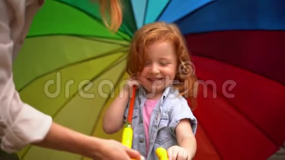 五彩彩虹伞小女孩画像视频的预览图