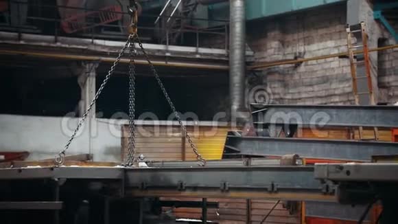 工业概念建筑工厂从悬吊结构中取出铁梁的机器视频的预览图