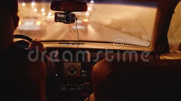 从晚上在城市的道路上移动汽车的视图挡风玻璃上的毒蛇视频的预览图