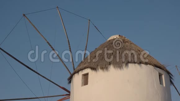 希腊米科诺斯著名的老风车特写视频的预览图