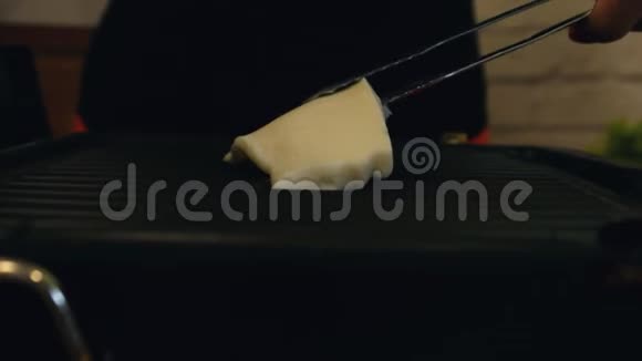 一块奶酪在三明治里融化了视频的预览图