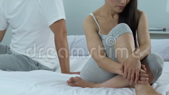 男友抚摸女友身体安慰伴侣情侣误会视频的预览图