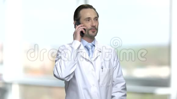 有胡子的成熟医生用手机说话视频的预览图