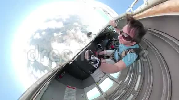 跳伞者在自由落体中制作惊人的自拍视频视频的预览图