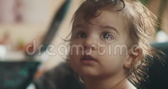 4一个非常可爱的女婴的肖像视频的预览图