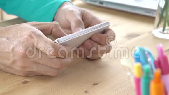 商务人士聊天打字或玩智能手机视频的预览图