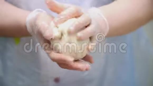 复活节蛋糕的烹饪揉面特写库存录像将揉碎的酵母面团与葡萄干和视频的预览图