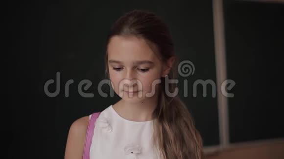 学校里的小女孩美丽的女性站在黑板前视频的预览图