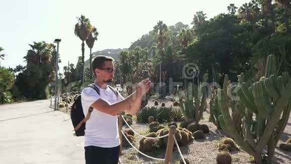 游客在公园里用智能手机拍照视频的预览图
