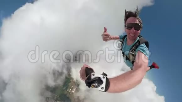 跳伞者在自由落体中制作惊人的自拍视频视频的预览图