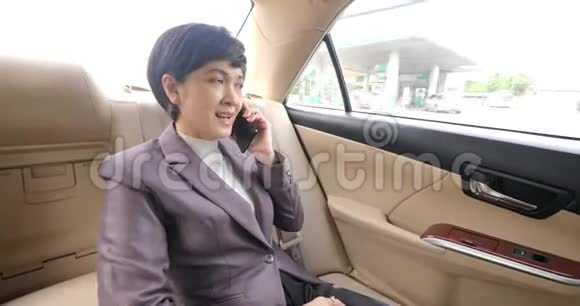 坐在车里打电话的亚洲女商人视频的预览图