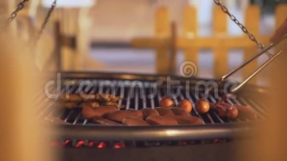 烧烤时烤香肠视频的预览图