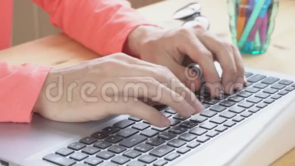 罗斯粉红色t恤商人在家办公室打字笔记本电脑网络变焦工作与交流视频的预览图