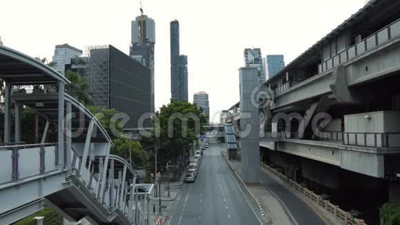 市中心商业区天际线上的现代化摩天大楼前景是街道交通视频的预览图