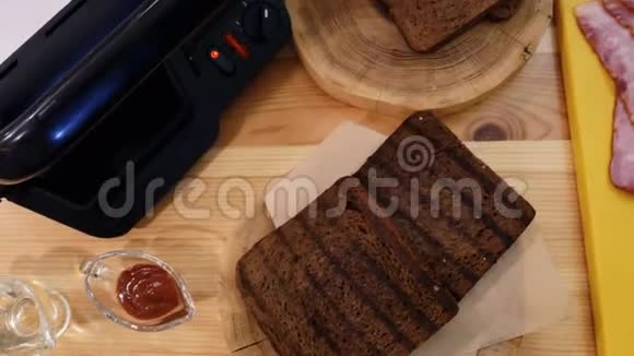 在厨房里做三明治制作三明治的布景的顶部视图烤面包培根酱汁木制三明治视频的预览图