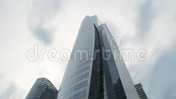 云背景下现代设计的玻璃摩天大楼视频的预览图