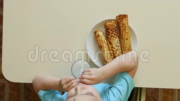 作品视图一个快乐的孩子喝牛奶吃华夫饼管视频的预览图