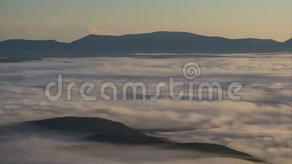 大雾中的山地时间流逝视频的预览图