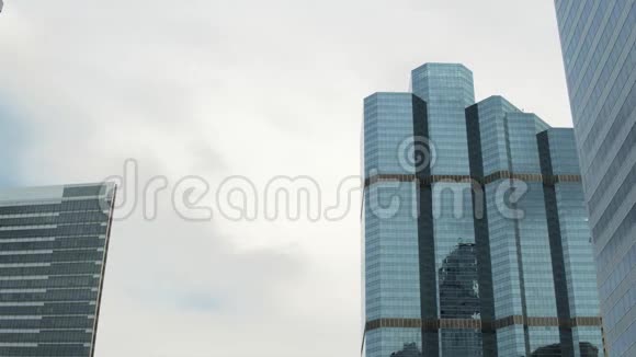 光天化日之下的玻璃摩天大楼企业大楼正面的天空反射视频的预览图