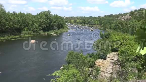 花岗岩岩石水中的急流和南部臭虫河畔的绿色森林视频的预览图