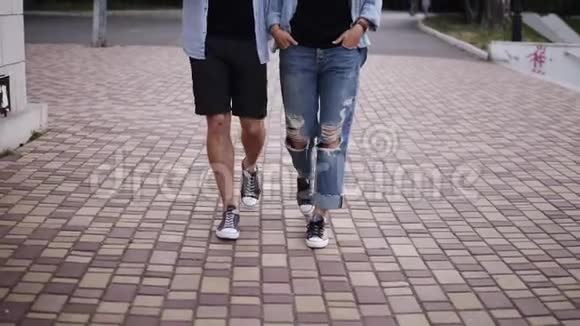 一对夫妇在公园散步的正面景色穿着类似的衣服和鞋子无忧无虑相亲相爱晚上视频的预览图