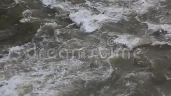 搅动河流水面缓慢运动视频的预览图