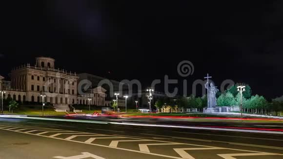 晚上莫斯科的时间克里姆林宫全景和弗拉基米尔王子雕像视频的预览图