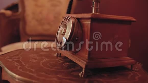 复古内部木桌上有一根管子的复古手机视频的预览图