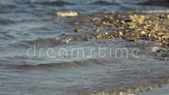 海的边缘卵石滩卵石滩抽象背景卵石海滩小卵石和海浪这就是视频的预览图