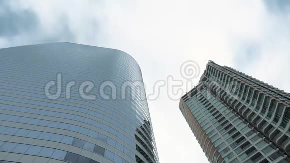 高耸的玻璃摩天大楼上空的云现代企业建筑的建筑视频的预览图