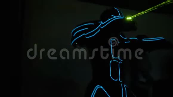 在一场激光表演中用蓝色霓虹灯条纹和绿色激光的超级服装特写动画师库存录像激光党视频的预览图