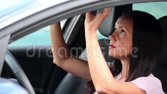 漂亮的商务女性坐在车里时把头发扎直视频的预览图