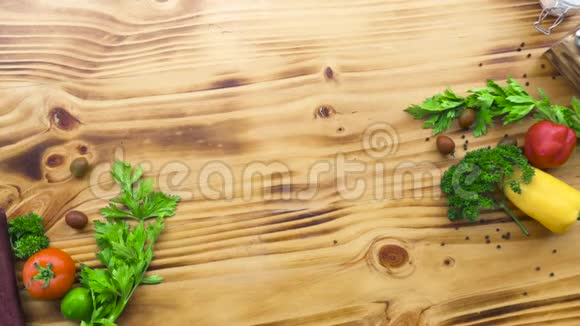 木制桌子上的食物背景来自新鲜蔬菜调味品和草药把新鲜的西红柿茄子和胡椒视频的预览图