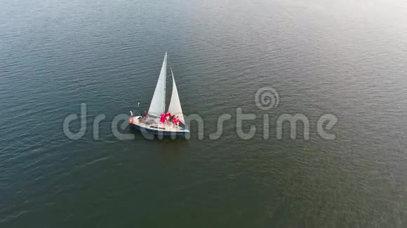 四个女人参加帆船派对视频的预览图