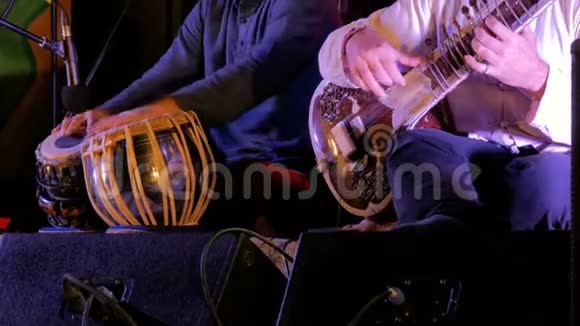 两个人演奏传统的印度塔布拉鼓和锡塔视频的预览图