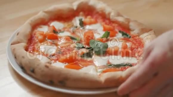 厨师手把披萨切成块4K特写镜头视频的预览图