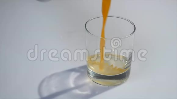 橙汁倒入玻璃视频的预览图