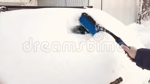 冬天把车从冰雪中清除视频的预览图