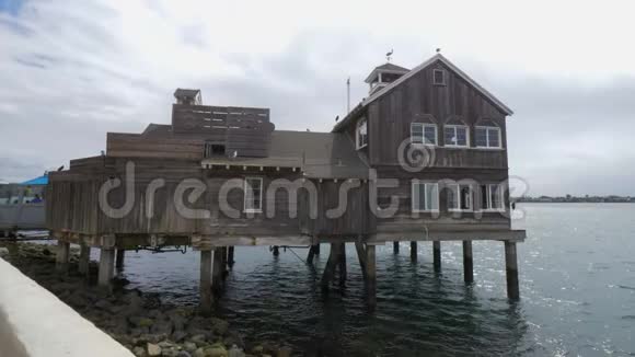 圣地亚哥海港村海滨的旧木屋视频的预览图