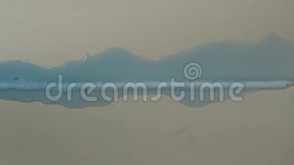 浴室清洁液侵蚀瓷砖地板上的脏污视频的预览图