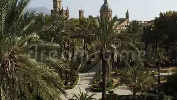 鸟瞰欧洲老城区拥有美丽的历史建筑和棕榈树建筑理念行动顶级视频的预览图