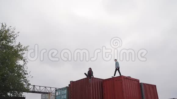 两个人在货运集装箱上散步视频的预览图