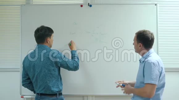 男人在黑板上画画说话视频的预览图