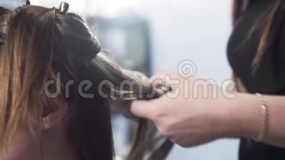 裁剪框毛处理程序特写角蛋白矫直理发师把头发梳理成视频的预览图