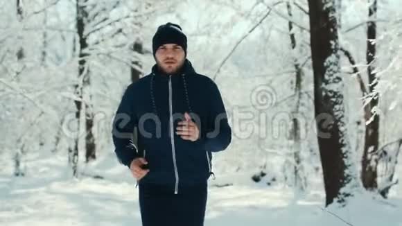 运动男在冬季城市公园晨跑视频的预览图