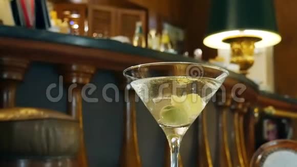 酒保在葡萄牙埃斯托利尔帕拉西奥酒店的Spies酒吧准备鸡尾酒视频的预览图