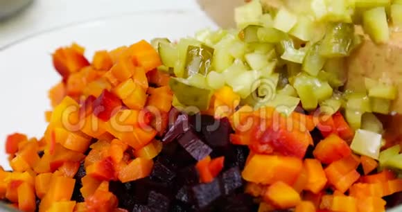 把切好的黄瓜倒入沙拉碗里做蔬菜视频的预览图